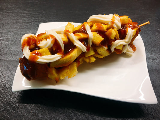 Currywurst Pommes am Stil: Die Kult-Kreation von "Iss doch wurscht" auf dem Duisburger Weihnachtsmarkt